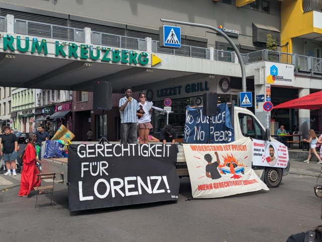 »Widerstand ist Pflicht, wenn Gerechtigkeit zerbricht« – Transparent am Lautsprecherwagen zur Kundgebung.