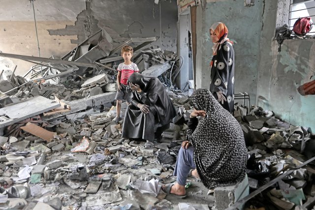 Palästinensische Frauen sitzen verzweifelt inmitten der Trümmer der Jaffa-Schule im Stadtteil Tuffah in Gaza-Stadt nach nächtlichen israelischen Angriffen.