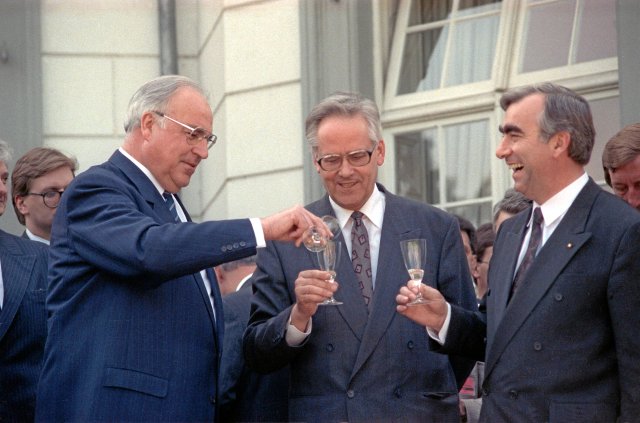 Auf diesen Coup mit der Währungs-, Wirtschafts- und Sozialunion darf man doch mal anstoßen dürfen, nicht wahr? Bundeskanzler Kohl (l.) und Bundesfinanzminister Waigel (r.) sind sichtlich zufrieden.