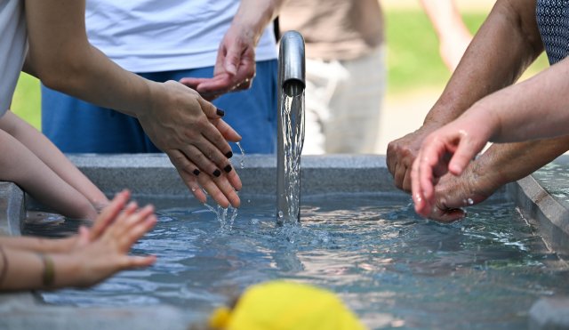 Öffentliche Trinkwasserangebote gehören nicht nur an heißen Tage...