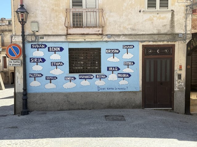 Mural w Riace przedstawia pochodzenie wielu nowych mieszkańców.