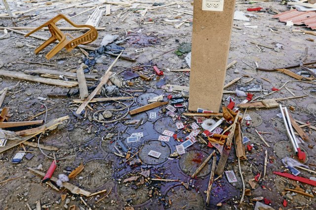 Das Al-Baqa-Café war ein beliebter Treffpunkt für Künstler und Journalisten. Jetzt sieht man auf dem Boden des verwüsteten Lokals Spielkarten und die Blutflecken der Opfer.
