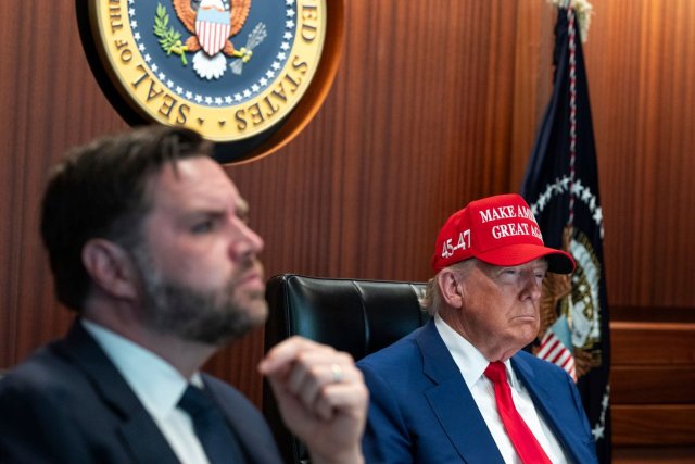 Im »Situation Room« des Weißen Hauses verfolgen Präsident Trump und sein Vize JD Vance die US-Angriffe auf Iran.