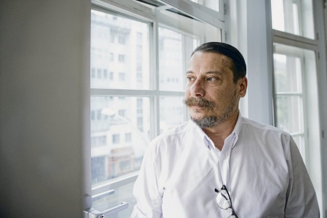 Erk Acarer ist ein investigativer Journalist, der die Türkei verlassen hat.