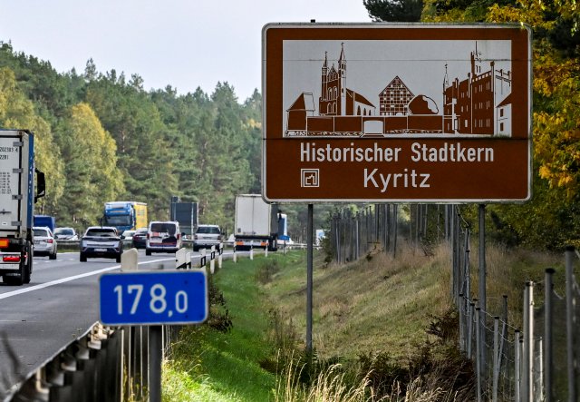 Two signs per motorway section are permitted.