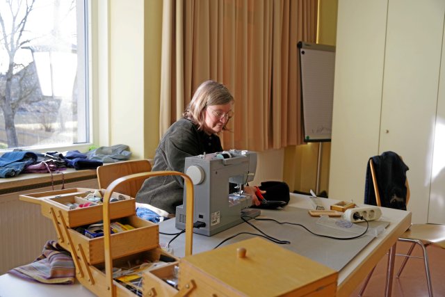 Carla Spindler przed swoją maszyną do szycia