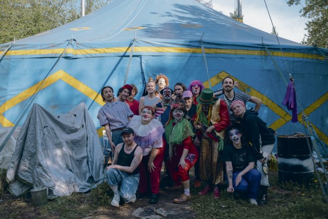 Die Menschen aus dem Bulaban-Zirkus mit Gastartist*innen
