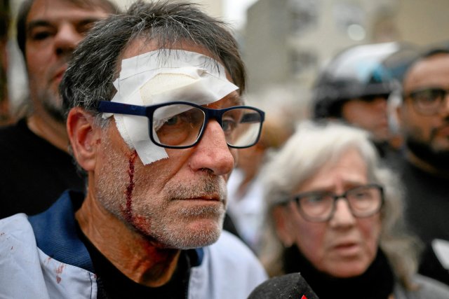 Gewalt gegen Demonstranten ohne Ansehen der Person: Der Priester Paco Olveira notdürftig verarztet nach Polizeieinsatz am 7. Mai 2025.