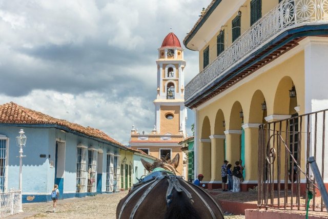Der Glockenturm des ehemaligen Klosters San Francisco de Asís aus dem 18. Jahrhundert ist ein Wahrzeichen von Trinidad.