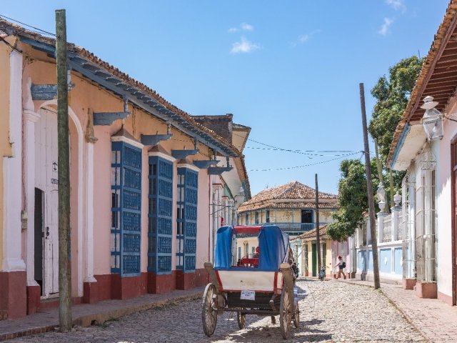 Die kopfsteingepflasterte Calle Real del Jigüe bietet ein für die Gassen der historischen Altstadt von Trinidad typisches Bild.