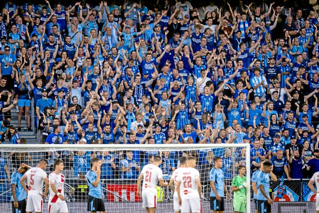 Die Fans von Slovan feiern einen schönen Sieg gegen die Gäste au...