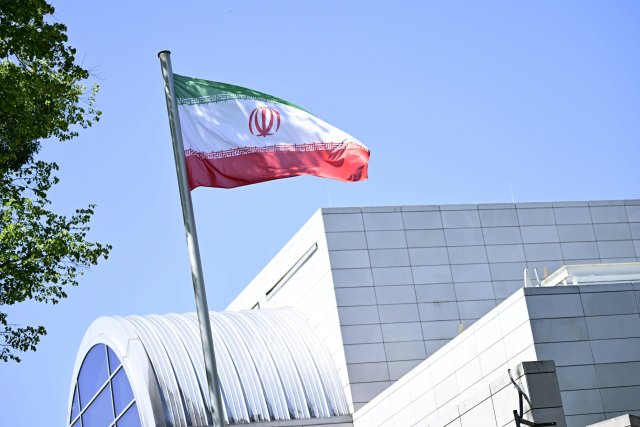 Die Iranische Flagge weht vor der Botschaft der Islamischen Repu...