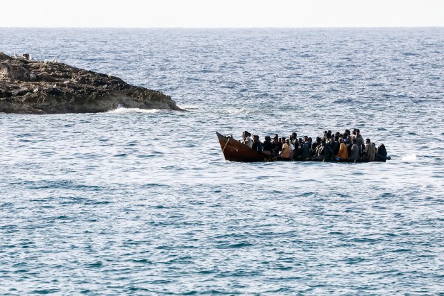 Italiens Regierung will Asylverfahren von auf dem Mittelmeer aufgegriffenen Migranten in Albanien führen.