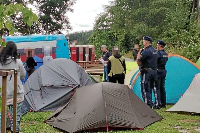 Polizeieinsatz wegen Wildcampens, das von der Gedenkstätte ausdr...