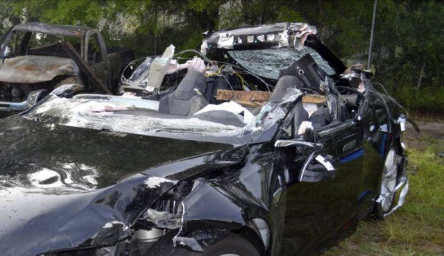 Bereits 2016 ereignete sich in Florida ein tödlicher Unfall, bei dem der Autopilot in dem Tesla aktiviert war.