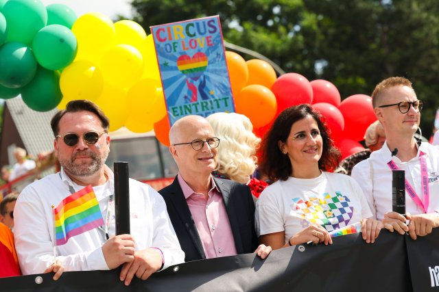 Hamburgs Erster Bürgermeister Peter Tschentscher (SPD, 2.v.l), Gleichstellungssenatorin Maryam Blumenthal (Grüne, 2.v.r) und die Ko-Vorsitzenden von Hamburg Pride e.V., Manuel Opitz (l) und Christoph Kahrmann, kamen am Samstag gemeinsam zur Parade.