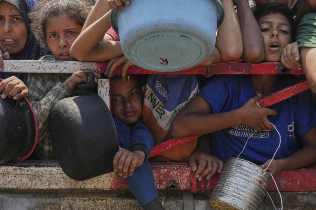 Die Not im Gazastreifen wird immer größer: Palästinenser kämpfen...