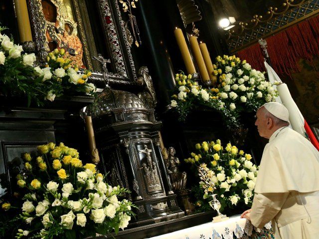 Keine Party ohne Papa: Papst Franziskus vor der Schwarzen Madonn...