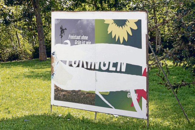 Der Hass auf die Grünen zeigt sich auch in der Zerstörung von Wahlplakaten, wie hier im Landtagswahlkampf 2024 in Thüringen
