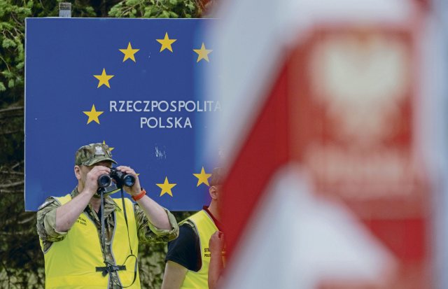 Hat die Grenze im Blick: Polnischer Grenzschützer an einem Grenz...