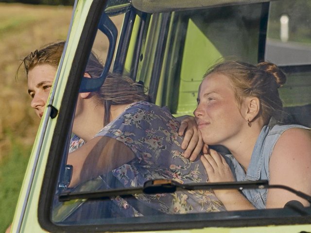 Justine Bauer – “Milk into the fire”: Unadulterated view of young country life