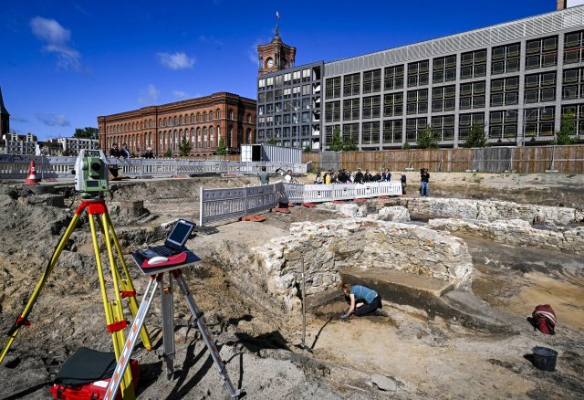Hinterm Rathaus liegt Geschichte: Archäologische Grabungen am Mo...