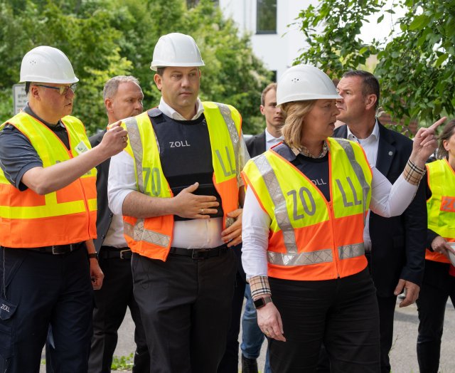 Finanzminister Klingbeil (M) und Sozialministerin Bas (r, beide ...
