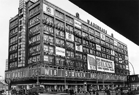 Konsum und Klassenkampf &#8211; das Centrum Warenhaus am Berliner Alexanderplatz in festlichem Gewand, 1967