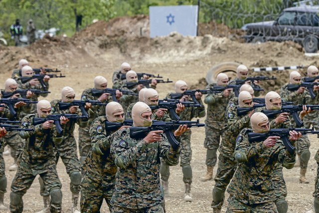 Pro-iranische Hisbollah-Kämpfer nehmen an einer inszenierten Mil...