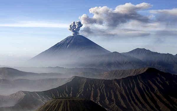 Blick auf den Mount Semeru vom Mount Penanjakan aus: 2008 spuckt...