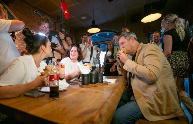 Immer gut für ein Foto: Bayerns Ministerpräsident Markus Söder v...