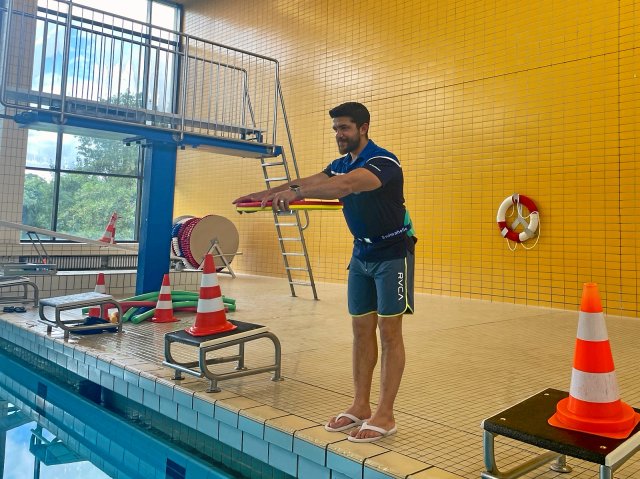 So geht es richtig! Mohammad Shaban bringt Kindern das Schwimmen...