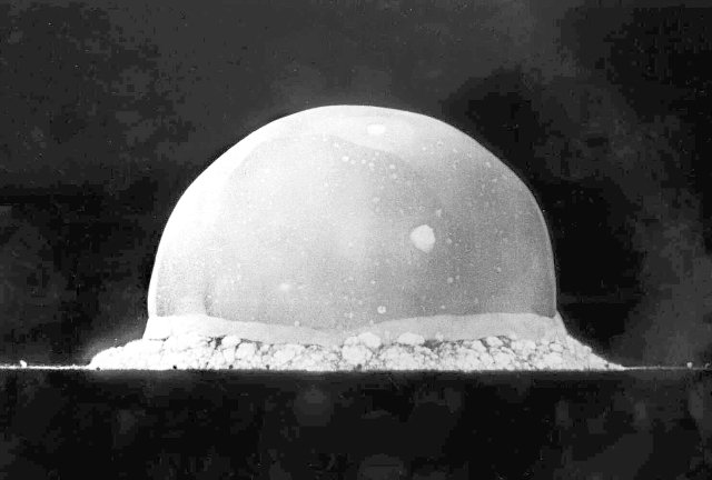 Im Rahmen des »Manhattan-Projekts«, an dem neben Oppenheimer auch der ebenfalls aus Deutschland emigrierte Edward Teller beteiligt war, detonierte am 16. Juli 1945 auf dem Alamogordo- Testgelände im US-Bundesstaat New Mexico die erste Atombombe.