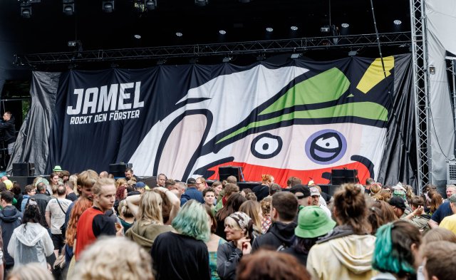Besucher stehen am ersten Tag des Festivals »Jamel rockt den För...