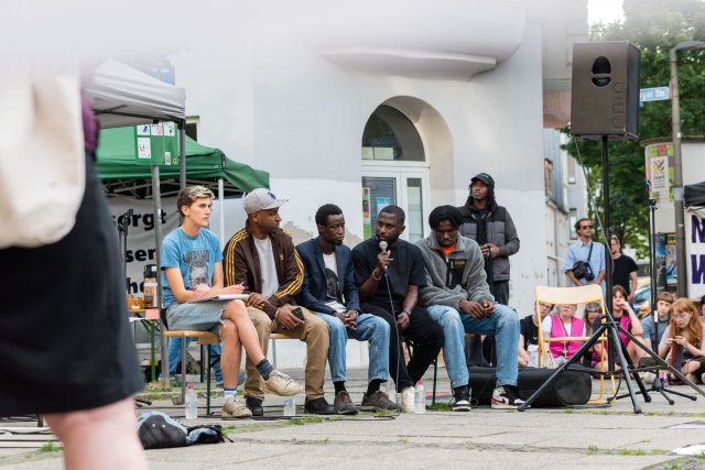 Sprechen über den Kampf für Aufklärung: Mamadou Saliou Diallo (2. v.l.) und Lassana Dramé (rechts)
