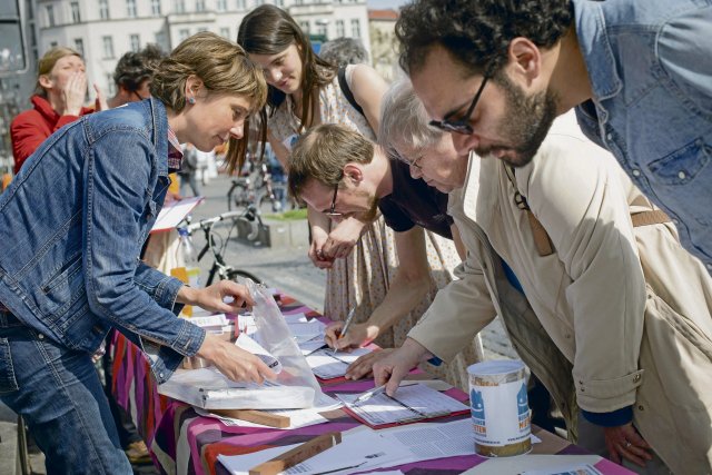 Ende März 2015 begann die Mobilisierung und Unterschriftensammlung für den Berliner Mietenvolksentscheid. Bis Juni kamen mit etwa 48 000 das Doppelte der benötigten Unterschriften zusammen.