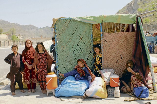 Afghanische Flüchtlinge am Grenzübergang Torkham mit Pakistan