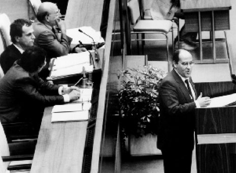 Gregor Gysi 1990 am Rednerpult der Volkskammer ND-