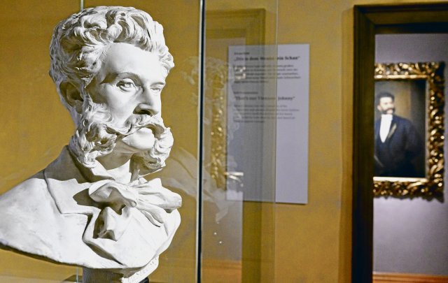 Eine Büste von Johann Strauss in der Wohnung in der Praterstraße in Wien.