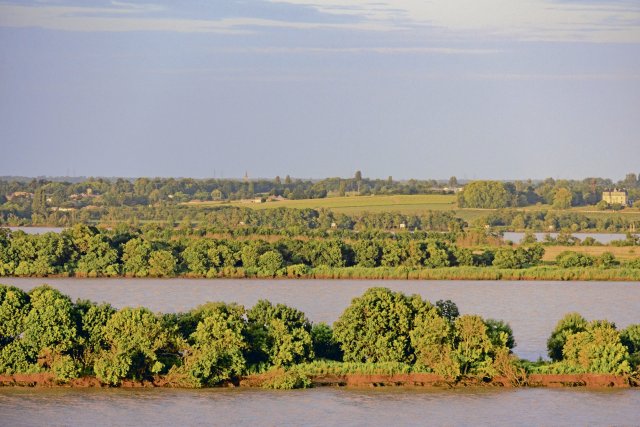 Nicht überall so friedlich: die Garonne im Abendlicht