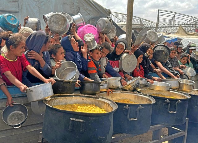 Vertriebene Kinder und Erwachsene warten in Khan Yunis auf die Ausgabe von Essen (21. April 2025).