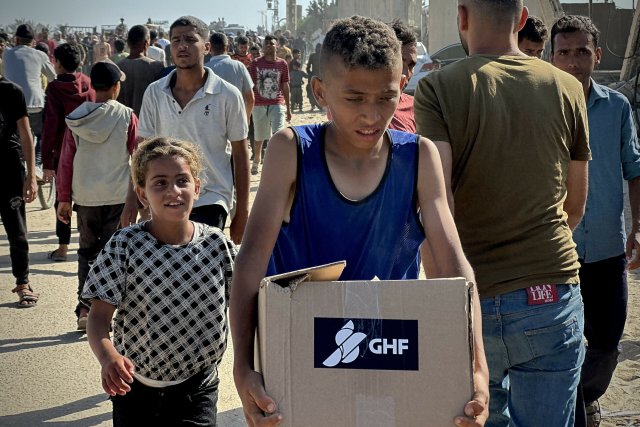 Ein Kind trägt ein Nahrungspaket von einer Verteilungsstelle der von den USA unterstützten Gaza Humanitarian Foundation in Rafah (27. Mai 2025).