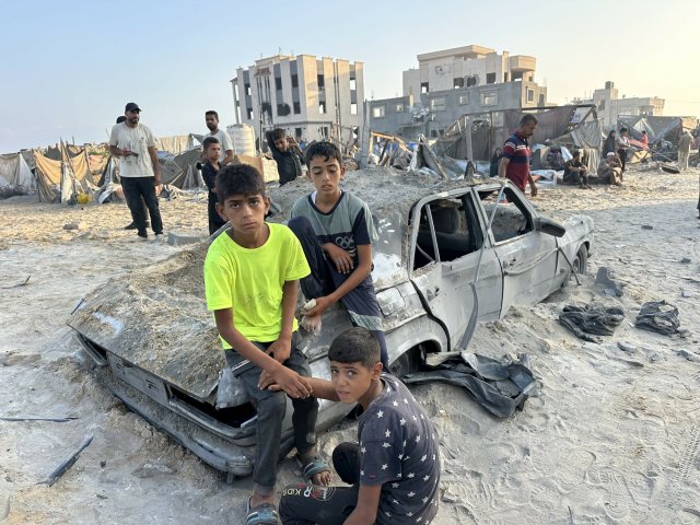 Kinder nach einem nächtlichen israelischen Angriff (28. Juli 2025)