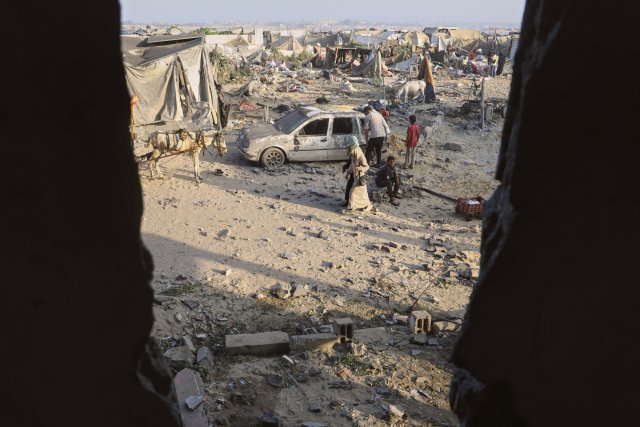 Menschen inspizieren Schäden nach einem israelischen Bombardement in Khan Yunis (28. Juli 2025).