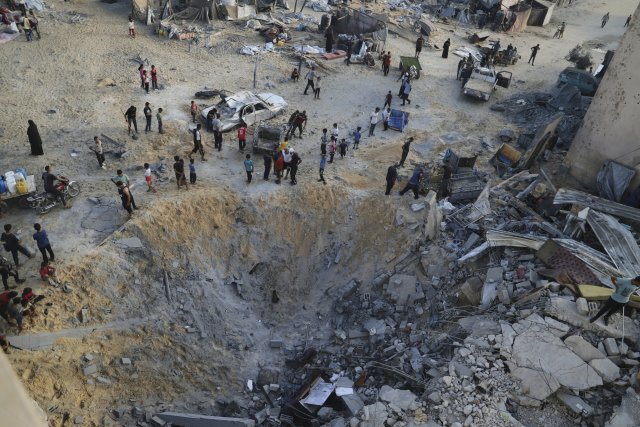 Menschen inspizieren Schäden nach einem israelischen Bombardement in Khan Yunis (28. Juli 2025).
