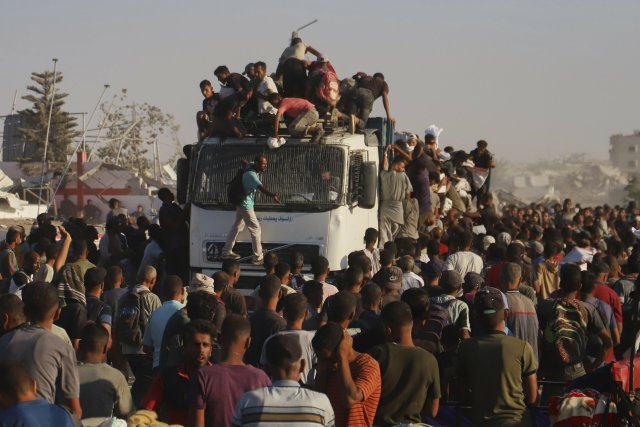 Menschen auf einem mit Lebensmitteln und humanitärer Hilfe beladenen Lastwagen im sogenannten Morag-Korridor bei Rafah (4. August 2025)