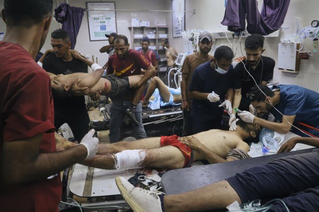 Palästinenser, die beschossen wurden, als sie einen Hilfsgütertransporter im Morag-Korridor erreichen wollten, im Nasser-Krankenhaus in Khan Yunis (5. August 2025)