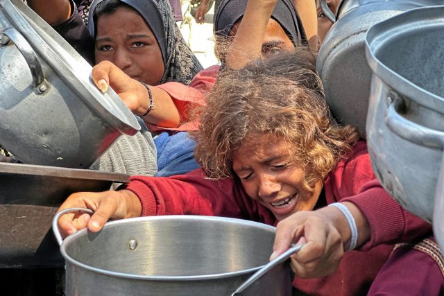Kinder versuchen in Khan Yunis, bei einer Verteilung von Hilfsorganisationen Nahrungsmittel zu erhalten (21. August 2025)
