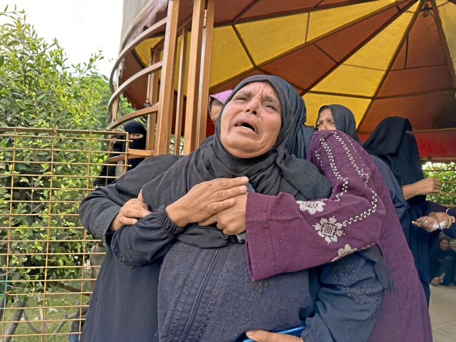 Angehörige von Opfern israelischer Angriffe im Raum Morag, darunter viele Kinder, trauern in Khan Yunis (22. August 2025).
