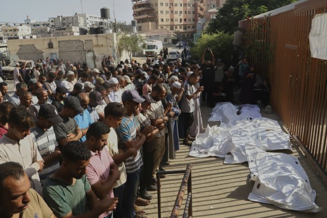 Menschen beim Totengebet am Nasser-Krankenhaus in Khan Yunis für Opfer israelischer Angriffe (22. August 2025)